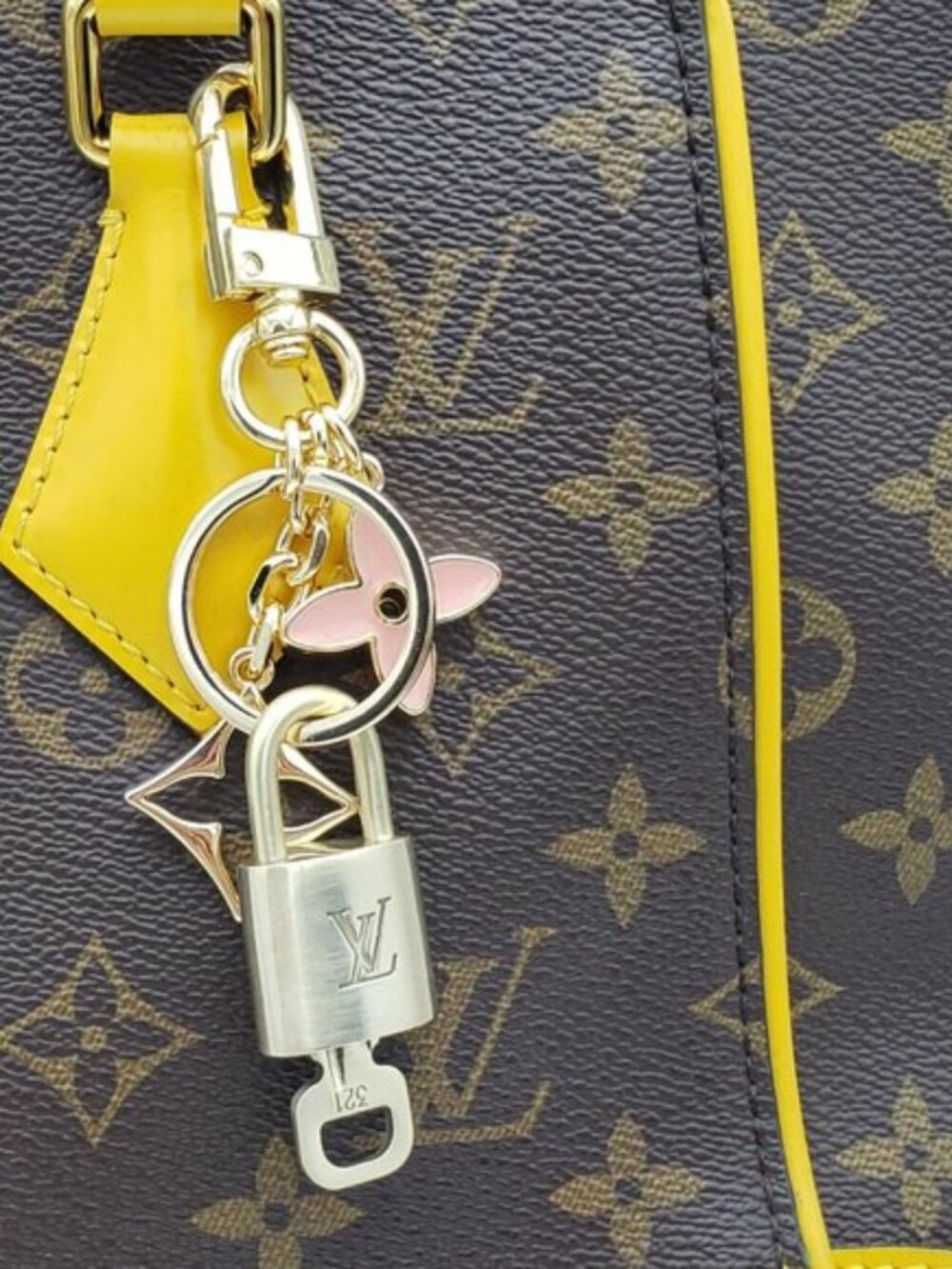 Authentic Louis Vuitton Gold Padlock 🔒 Key Set w/Unbranded Flower Bag Charm - Picture 4 of 11